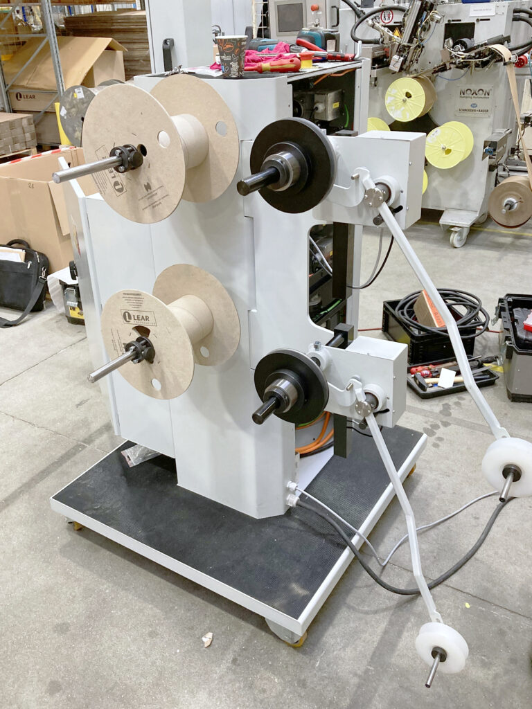 Dvouvřetenová navíječka k dvouvřetenovému lisu s lineárním posuvem